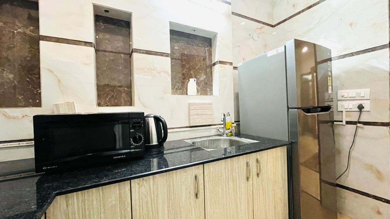 Bluo 1Bhk - Dlf Cybercity, Balcony, Lift, Parking Gurgaon Luaran gambar