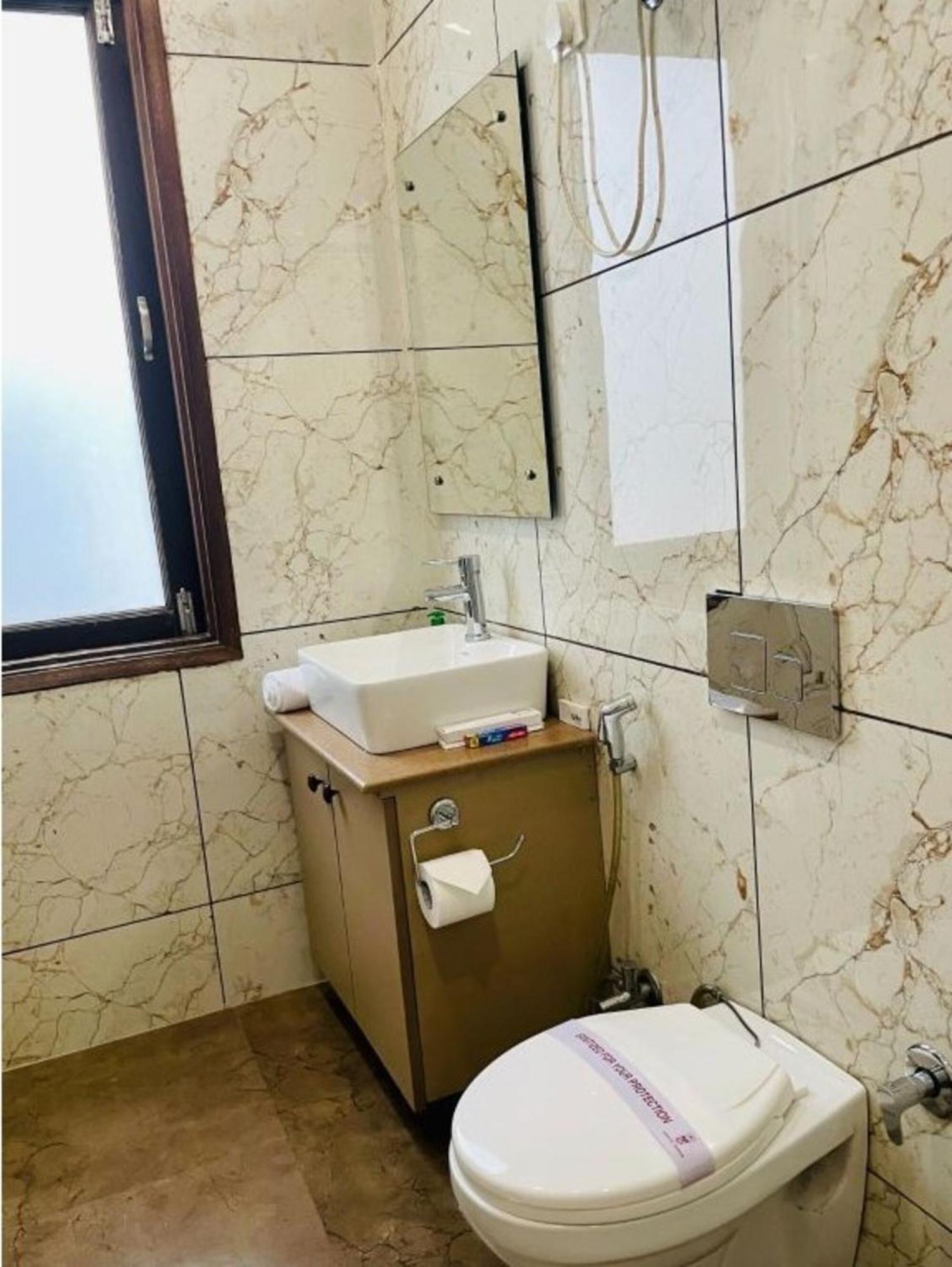 Bluo 1Bhk - Dlf Cybercity, Balcony, Lift, Parking Gurgaon Luaran gambar